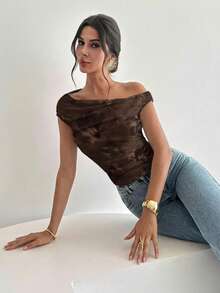 Firerie 女士不对称肩部棕色扎染印花褶皱不对称领口T恤，印花上衣，不对称肩部上衣，春夏服装，沙滩装，通勤装，优雅，性感，度假装，波西米亚风，夏威夷风，音乐节装，浪漫装，约会装 - 棕色 - 查看 3