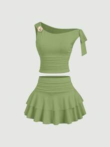 Sweetra Setelan Atasan Bahu Asimetris dan Rok Mini Berlipit Berlapis dengan Hiasan Bunga Metal untuk Wanita, Musim Panas - Hijau - View 3