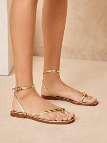 SHUZIA #UrbanLuxe 女士电镀金 TPU 绑带浅金色踝带环趾平底凉鞋 – 优雅、简约、奢华的日常风格。 - 金色 - 查看 2