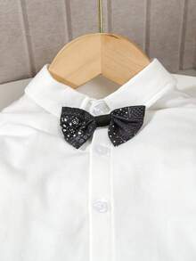 SHEIN Bộ quần áo lịch sự 3 món cho bé trai - Áo sơ mi dài tay cổ trắng kèm nơ, áo vest hai hàng khuy và quần ống rộng cạp chun, thời trang và thoải mái, phù hợp cho mùa xuân/thu, lựa chọn tốt nhất cho tiệc sinh nhật, sự kiện buổi tối, đám cưới, lễ rửa tội, tựu trường, lễ kỷ niệm và các dịp lễ khác. Bộ vest lịch sự cho bé trai, trang phục trang nhã cho mùa tựu trường. - màu đen - Xem 4