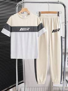 SHEIN Bộ 2 trang phục thể thao & thường ngày cho bé trai tuổi mới lớn - Áo phông cổ tròn mềm mại, thoải mái, hợp thời trang với quần cạp chun và màu tương phản, thích hợp mặc vào mùa thu, xuân, hè, lý tưởng để mặc hàng ngày, hoạt động ngoài trời, đi học, phong cách đường phố, tiệc tùng và giải trí - Màu be - Xem 2