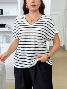 Easowa Curve 大尺碼女款條紋對比蕾絲V領短袖休閒T恤 節日穿搭上衣 海灘度假上衣 夏季上衣 母親節OOTD穿搭 女裝S碼搭配 黑色長褲穿搭 夏季休閒套裝 女款短袖上衣 在家工作穿搭 母親節大尺碼T恤 最新款女上衣 新品 豐滿身材夏季穿搭 女裝大尺碼中尺碼夏季套裝 女款洋裝 動物園穿搭 女款運動套裝 斑馬紋大尺碼動物園穿搭 Zoey套裝 - 彩色 - 查看 5