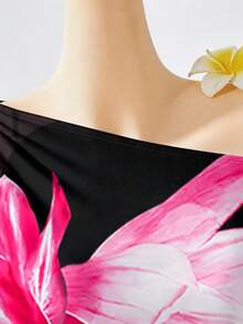 Sparklyn Đầm đen in họa tiết hoa sen hồng nhuộm tie-dye dành cho tuổi teen, thiết kế lệch vai tôn lên vẻ đẹp cổ và vai, phần eo xếp ly giúp tôn dáng, hoàn hảo cho các bữa tiệc và buổi hẹn hò. - màu đen - Xem 3