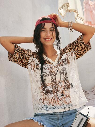 SoleilVie Áo thun dáng rộng cổ chữ V tay ngắn phối ren xuyên thấu in họa tiết da báo, kiểu dáng thường ngày "CALIFORNIA 01" dành cho nữ.