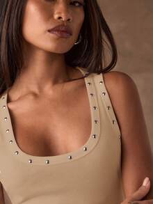 SHEIN BAE Top de punto ajustado sin mangas con cuello en U y remaches para mujer, versátil para uso diario y actividades al aire libre en verano - Caqui - Ver 6