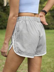 Exploreva Quần short nữ kiểu dáng thường ngày với viền phối màu tương phản, thích hợp cho mùa hè. - Màu Xám nhạt - Xem 2