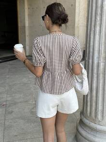 Ritzy Row 女士格子印花扭结荷叶边下摆休闲短袖衬衫 - 棕色 - 查看 3