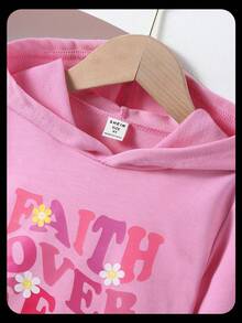 SHEIN Bộ đồ 2 món thời trang đường phố cho bé gái: Áo hoodie in hoa và quần denim in họa tiết, thanh lịch và "Đức tin vượt qua nỗi sợ hãi", phù hợp cho các buổi đi chơi bình thường, kỳ nghỉ, mùa xuân/thu - Hồng - Xem 3