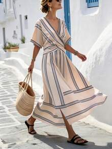 SHEIN Holidaya 夏季新品：V领优雅连衣裙——短袖，撞色宽窄条纹，宽松长款廓形。这款法式复古单品融合了度假风情与职场优雅，A字版型更显修身显瘦。 - 杏色 - 查看 3