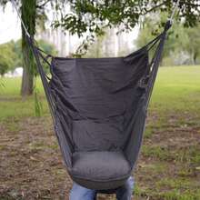 Una silla colgante, cuyo diseño proporciona una experiencia cómoda y relajante, permitiendo al usuario balancearse suavemente en ella y disfrutar de un momento de paz. Al colocar la silla colgante en el jardín exterior, el patio o el balcón, o en algunos destinos de vacaciones, la silla colgante es una decoración popular que crea una atmósfera despreocupada y agradable para los visitantes. - Multicolor - Ver 6