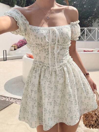 Glamine Charm Vestido mini con hombros descubiertos, mangas con volantes y textura de tela, vestido mini con hombros descubiertos y estampado floral verde, vestido con mangas abullonadas estilo cottagecore, vestido mini para el brunch de Pascua, vestido floral estético de base blanca y flores verdes, vestido floral romántico de flores pequeñas, conjunto para vacaciones de primavera, vestido bohemio para el festival de Coachella, conjunto para picnic primaveral, vestido para reunión familiar de Pascua, vestido con volantes y mangas abullonadas estilo cottagecore, vestido de granja, vestido de lechera, vestido de estilo francés, vestido cottagecore