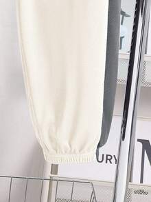 SHEIN Bộ 2 trang phục thể thao & thường ngày cho bé trai tuổi mới lớn - Áo phông cổ tròn mềm mại, thoải mái, hợp thời trang với quần cạp chun và màu tương phản, thích hợp mặc vào mùa thu, xuân, hè, lý tưởng để mặc hàng ngày, hoạt động ngoài trời, đi học, phong cách đường phố, tiệc tùng và giải trí - Màu be - Xem 6