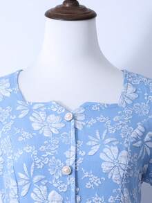 少女蓝色连衣裙。方领短泡泡袖设计，收腰廓形搭配中长裙摆，兼具复古气息和修身效果；裙身饰以花卉印花，提升精致感；融合田园魅力与轻盈优雅，适合日常通勤、约会、轻度社交场合。 - 藍色 - 查看 4