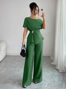 Elegante conjunto de dos piezas de moda urbana para mujer, ideal para primavera/verano, con pantalones anchos de cintura alta con hebilla metálica asimétrica de un hombro en color az - Verde militar - Ver 3