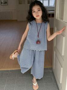 Dazy Kids Bộ đồ cho bé gái gồm áo không tay cổ tròn vạt cong và quần jean. - Rửa nhẹ - Xem 3