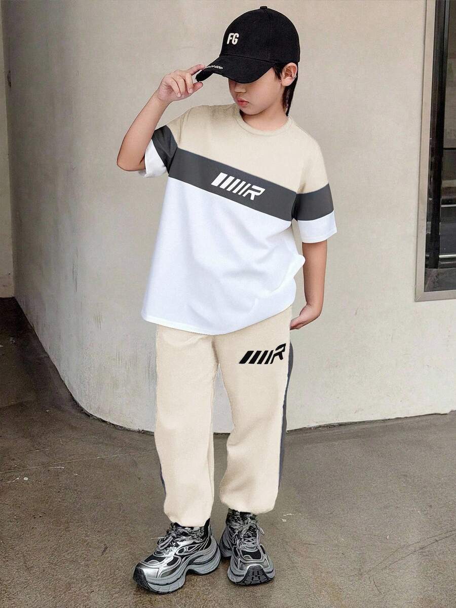 SHEIN Bộ 2 trang phục thể thao & thường ngày cho bé trai tuổi mới lớn - Áo phông cổ tròn mềm mại, thoải mái, hợp thời trang với quần cạp chun và màu tương phản, thích hợp mặc vào mùa thu, xuân, hè, lý tưởng để mặc hàng ngày, hoạt động ngoài trời, đi học, phong cách đường phố, tiệc tùng và giải trí - Màu be - Xem 1