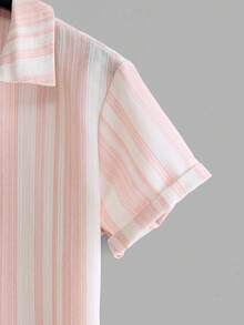 StoneGrade Camisa de manga corta de rayas de solapa única para hombres, diseño minimalista adecuado para viajes de verano - Rosa vieja - Ver 4