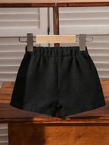 SHEIN Playful Pals 男婴两件套，儿童针织舒适短袖上衣，二合一设计，内搭白色翻领衬衫，领口纽扣闭合，左胸饰有小印花，搭配宽松卡其色松紧腰短裤，适合春夏度假及日常穿着。 - 黑與白 - 查看 7