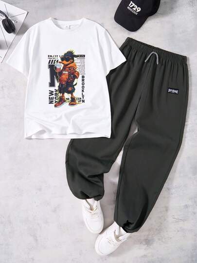 SHEIN Streecool Kids 两件套男童休闲宽松印花T恤和运动裤套装，适合日常、通勤、休闲、度假、篮球、滑板、街头风格等场合。