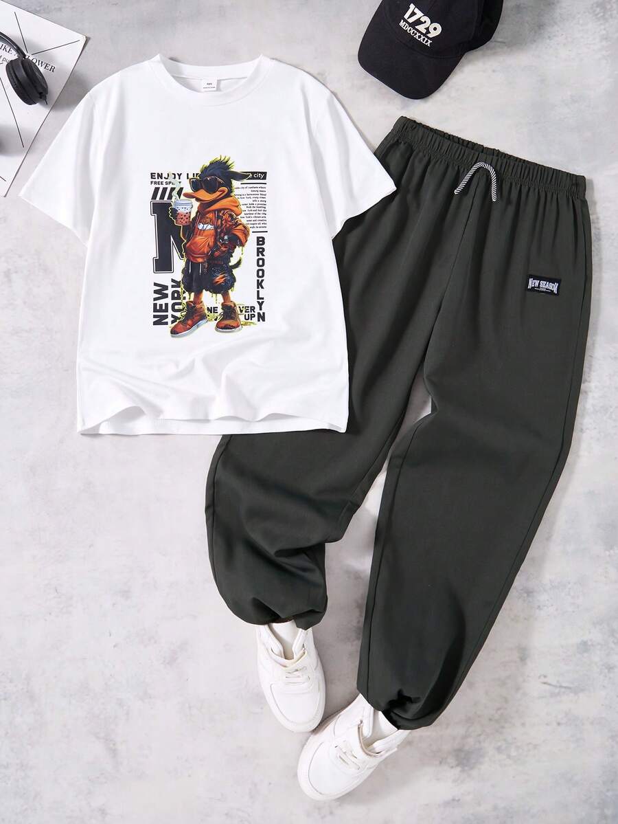 SHEIN Streecool Kids 两件套男童休闲宽松印花T恤和运动裤套装,适合日常、通勤、休闲、度假、篮球、滑板、街头风格等场合。 - 橄欖綠 - 查看 1