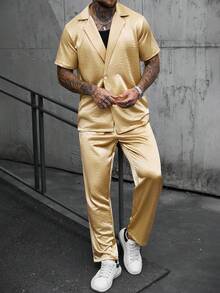 Manfinity CasualCool Conjunto de camisa de manga corta con botones de unicolor y pantalones largos con cordón en la cintura para hombre - Dorado - Ver 3