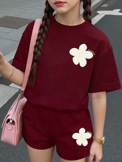 一套少女酒红色碎花印花休闲舒适宽松圆领短袖T恤和宽松短裤套装，适合日常穿着、街头风、外出、居家、度假、野餐、农场活动、返校季以及春夏季节。
