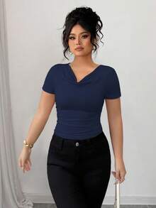 Elenzga Camiseta feminina plus size elegante de manga curta com gola assimétrica drapeada, ideal para o verão. - Azul marinho - Ver 4