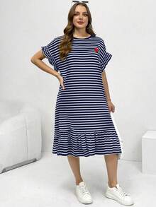 SHEIN Essnce 大码女装春夏时尚休闲宽松舒适日常百搭修身黑白条纹荷叶边爱心刺绣中长连衣裙，适合邮轮度假、教堂礼拜、机场穿搭，简约风格 - 藏蓝色 - 查看 5