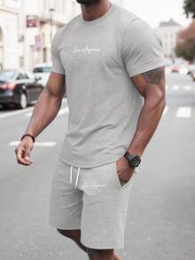 Manfinity RSRT Ensemble décontracté quotidien, vacances, composé d'un t-shirt à col rond à manches courtes avec imprimé lettres et d'un short pour homme - Multicolore - Voir 2