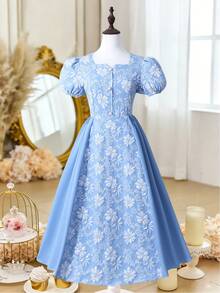 少女蓝色连衣裙。方领短泡泡袖设计，收腰廓形搭配中长裙摆，兼具复古气息和修身效果；裙身饰以花卉印花，提升精致感；融合田园魅力与轻盈优雅，适合日常通勤、约会、轻度社交场合。 - 藍色 - 查看 5