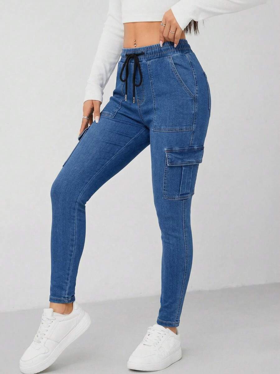 SHEIN PETITE 女士夏季休闲高腰工装牛仔裤,蓝色弹力牛仔面料,收腹修身,抽绳腰带,侧边口袋,完美打造街头风和日常穿搭。女士抽绳腰带工装口袋修身休闲百搭牛仔裤。 - 深色水洗藍 - 查看 1