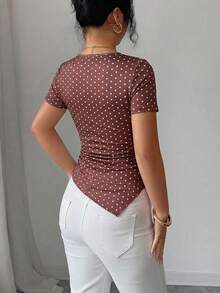 Selianne Áo thun nữ tay ngắn thời trang in chấm bi, kiểu dáng bất đối xứng, viền bèo nhún. - màu nâu - Xem 2