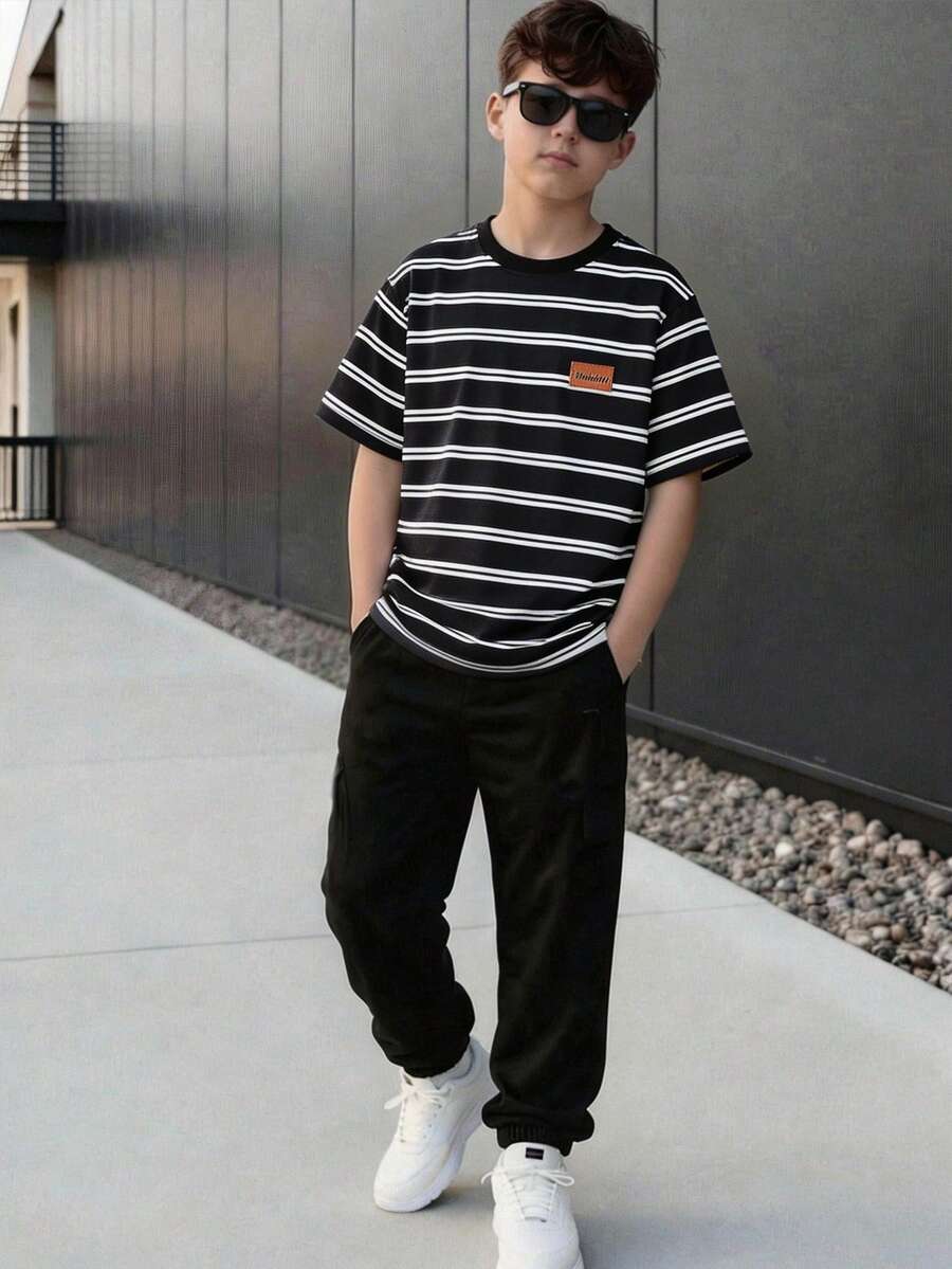 Vacaura 两件套休闲条纹圆领T恤和运动裤套装,适合青少年男孩,简约百搭的黑白配色,宽松舒适,适合日常穿着、上学和休闲场合。 - 彩色 - 查看 1