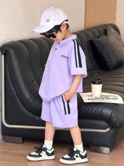 Bộ 2 món gồm áo polo tay ngắn và quần short có túi, kiểu dáng sinh viên tối giản, thoải mái, thích hợp mặc hàng ngày, phù hợp cho mùa xuân/hè, thể thao, dã ngoại, đi học, dự tiệc, kỳ nghỉ, chụp ảnh, và mùa tựu trường.