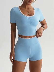 Gameset SHEIN Sport 女士运动套装，V领拼接荷叶边短袖露脐上衣搭配腰部拼接荷叶边紧身短裤，适合日常休闲、跑步、瑜伽、健身、网球、高尔夫等运动。蓝色上衣搭配蓝色短裤，荷叶边运动套装，女士夏季两件套，女士夏季套装，女士运动套装，女士健身服套装，女士运动服套装。 - 天藍色 - 查看 3