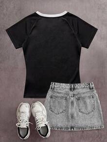 SHEIN 复古美式运动风V领短袖T恤，经典黑白撞色设计，简洁亨利领+三粒扣门襟，侧边条纹点缀，胸前优雅马术印花，适合运动、通勤、休闲外出，打造活力运动造型，是追求复古运动风的女孩的理想之选，轻松捕捉美式街头风格氛围。 - 黑色 - 查看 2