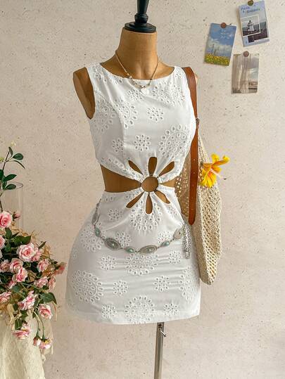 Soleia 这款白色迷你连衣裙饰有刺绣花卉图案和镂空细节，非常适合夏季度假、海滩郊游、派对、约会、嘉年华、温泉、邮轮旅行、城市度假等场合。夏季连衣裙、节日连衣裙、毕业礼服、优雅连衣裙、假日连衣裙、白色连衣裙