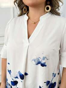 SHEIN CURVE+ Curve 尺码 US22 音乐节、海滨度假、波西米亚蓝白花卉印花 V 领短款休闲连衣裙，女士 - 藍色 - 查看 3