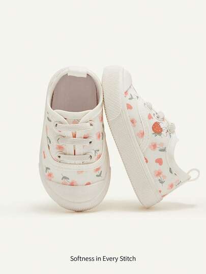 Cozy Pixies 1 Đôi giày thể thao nữ màu be trắng thời trang dễ thương kiểu slip-on bằng vải, in hình hoa, dâu tây và trái tim, đế mềm và bằng phẳng, thích hợp cho mặc hàng ngày mùa xuân hè, dã ngoại ngoài trời, ở nhà và dự tiệc sinh nhật (Họa tiết ngẫu nhiên)