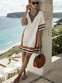 SHEIN Holidaya 女士休闲度假V领彩色黑色条纹短袖杏色条纹褶皱编织中长连衣裙：女士度假连衣裙、杏色连衣裙、条纹连衣裙、休闲连衣裙、女士度假连衣裙、沙滩连衣裙、夏季海岛连衣裙、优雅连衣裙、夏季长裙、夏季连衣裙、条纹沙滩连衣裙 - 杏色 - 查看 5