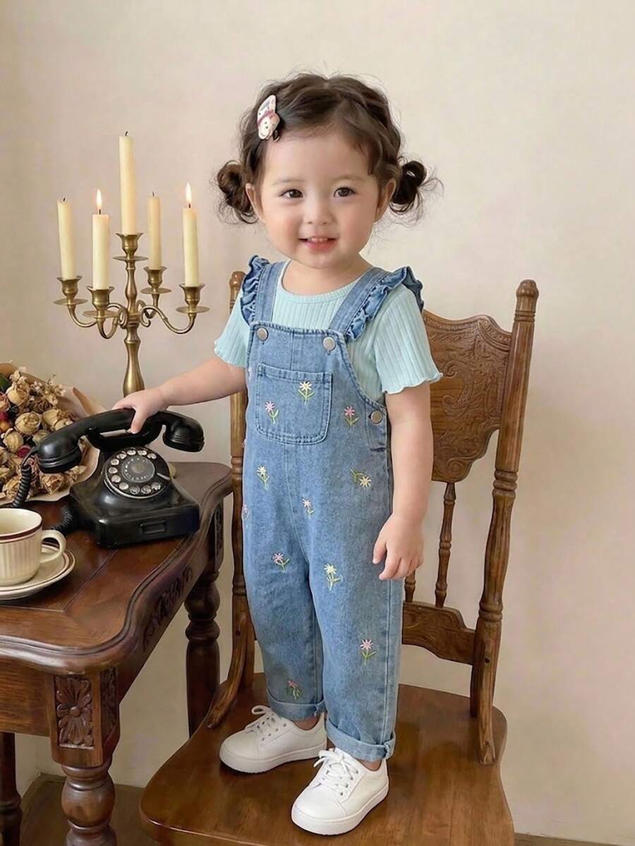 SHEIN Vintaside Kids 两件套女婴套装，休闲可爱百搭，纯色短袖上衣搭配花卉刺绣牛仔背带裤，适合春夏日常穿着。 - 藍色 - 查看 1