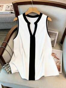 GlowEve CURVE 大码优雅V领黑白撞色衬衫，简约设计，适合日常通勤、外出和度假穿着。 - 白色 - 查看 1