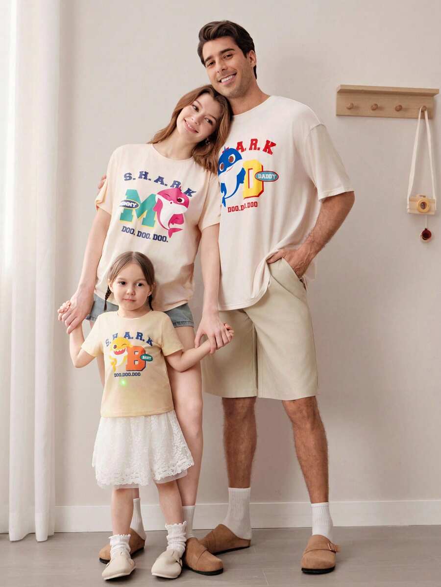 BABY SHARK X SHEIN 1 chiếc áo thun nữ dáng rộng, in chữ hoạt hình ngộ nghĩnh, vai rớt, thích hợp mặc đi nghỉ mát và đi làm, có thể mặc cùng cả gia đình. - Màu be - Xem 1