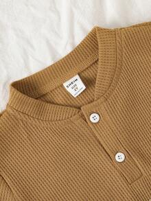 SHEIN Playful Pals 3 áo thun polo Henley ngắn tay cho bé trai, phong cách Quiet Luxury, kiểu dáng tiện dụng thanh lịch, màu khaki tông rừng, gân nổi, cài nút, chất mềm nhẹ, mặc thường ngày, đi lễ, đi chơi, mùa hè xuân thu - Nhiều màu - Xem 5