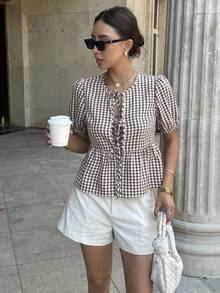 Ritzy Row 女士格子印花扭结荷叶边下摆休闲短袖衬衫 - 棕色 - 查看 9