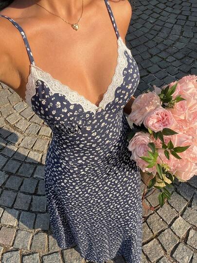 Sunnyshic 海军蓝碎花白色蕾丝拼接粉色玫瑰装饰V领吊带腰带露背A字长裙，女士春夏度假海滩波西米亚风浪漫婚礼派对约会休闲百搭