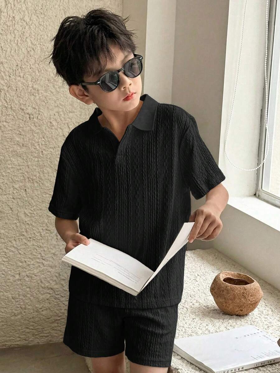 SHEIN 两件装男童休闲运动学院风街头可爱度假条纹翻领POLO衫和卡其色短裤套装，适合儿童穿着，适合男童返校季，也适合生日派对、晚宴、演出、婚礼、洗礼、开幕式等场合，日常穿着舒适，适合上学、旅行、运动，适合春夏季节。 - 黑色 - 查看 1