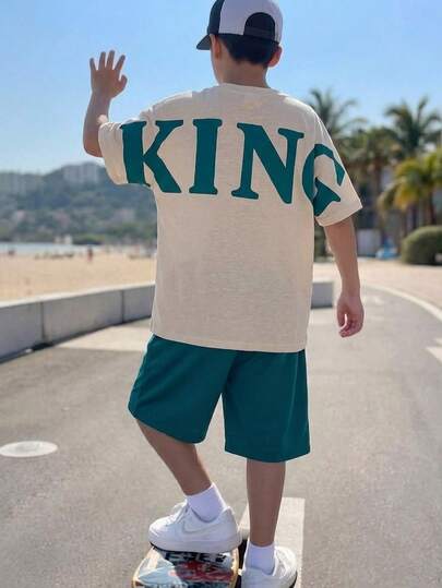 SHEIN 青少年男童休闲韩版宽松字母印花短袖T恤搭配松紧腰短裤套装，适合夏季、户外玩耍、上学、街头风、派对和休闲场合。