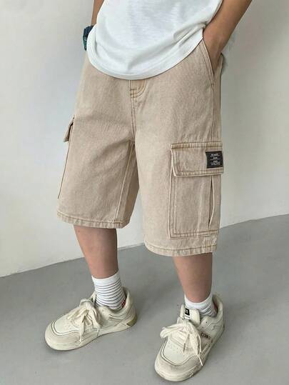 SHEIN 这款青少年男孩时尚休闲Y2K复古酷炫工装口袋设计牛仔短裤，采用宽松舒适的蓝色面料，适合儿童日常穿着，柔软舒适，也适合春夏、夏日派对、音乐节和海滩穿着。