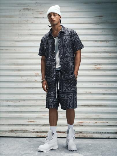 Modcrash Bộ đồ nam gồm áo sơ mi ngắn tay và quần short in họa tiết Paisley, cài cúc đơn, eo chun có dây rút và túi, phong cách retro Mỹ, unisex, dáng rộng thoải mái, thích hợp cho mặc hàng ngày và đi nghỉ hè.